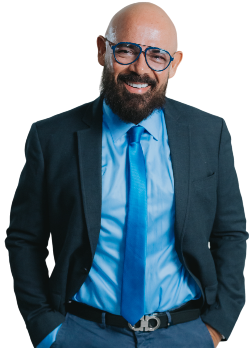 Retrato do Dr. Paulo de Moura em jaleco branco, braços cruzados.